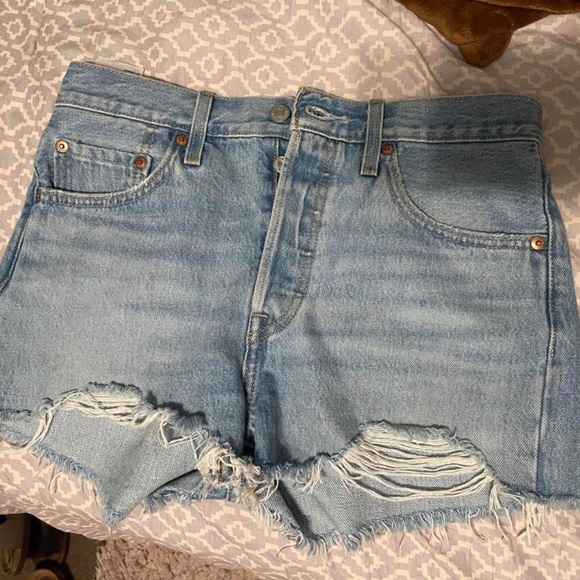 Denim Levi Shorts - Picture 2 of 3